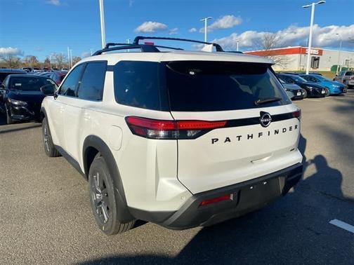 2025 Nissan Pathfinder SV