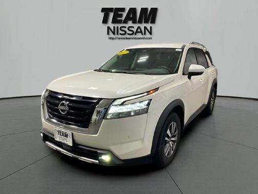 White 2022 Nissan Pathfinder SL