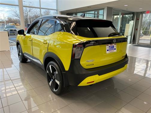 2025 Nissan Kicks SR