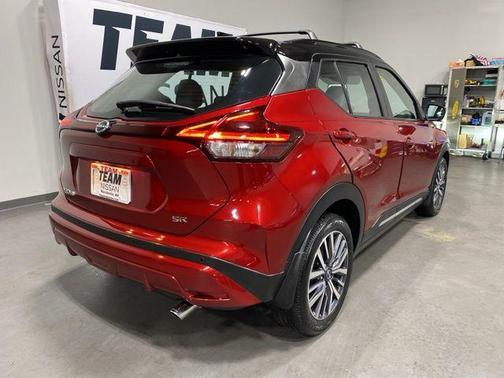 2tredblkroof 2024 Nissan Kicks SR