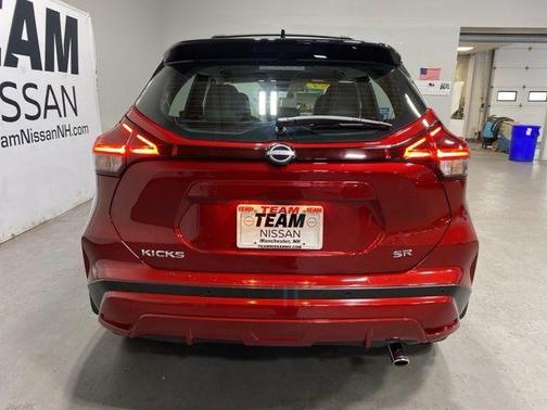 2tredblkroof 2024 Nissan Kicks SR