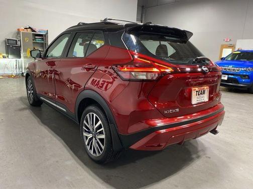 2tredblkroof 2024 Nissan Kicks SR