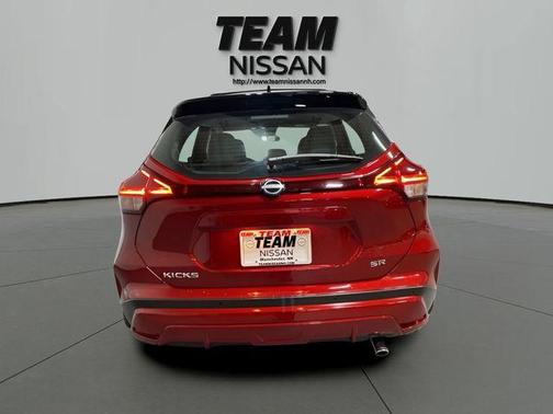 2tredblkroof 2024 Nissan Kicks SR