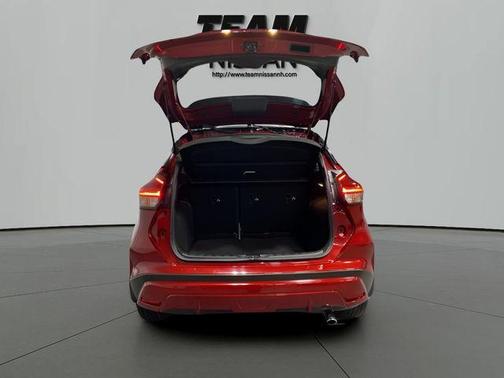 2tredblkroof 2024 Nissan Kicks SR