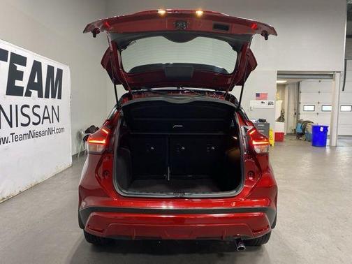 2tredblkroof 2024 Nissan Kicks SR