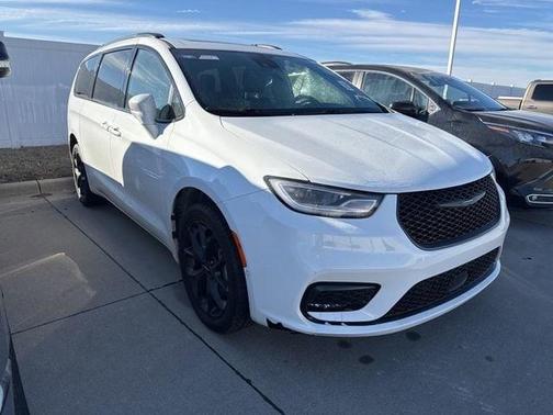 Bright White Clearcoat 2022 Chrysler Pacifica Limited
