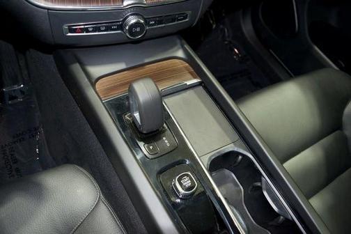 2022 Volvo XC60 B5 Momentum