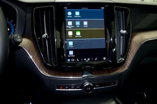 2022 Volvo XC60 B5 Momentum
