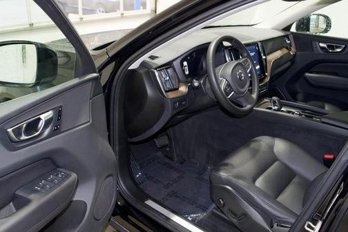 2022 Volvo XC60 B5 Momentum