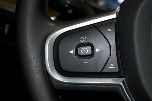 2022 Volvo XC60 B5 Momentum