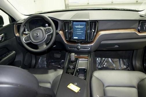 2022 Volvo XC60 B5 Momentum