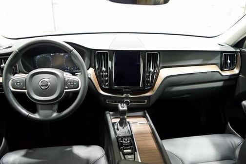 2021 Volvo XC60 T5 Momentum