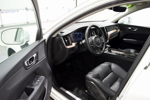 2021 Volvo XC60 T5 Momentum
