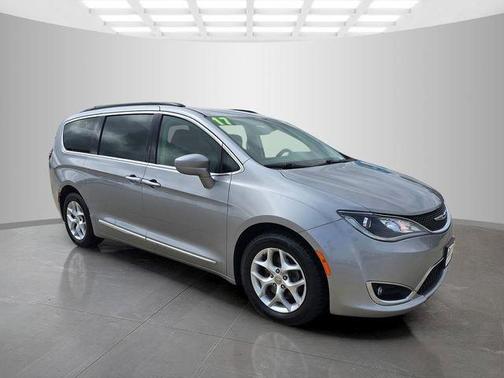 Billet Silver Metallic Clearcoat 2017 Chrysler Pacifica Touring-L