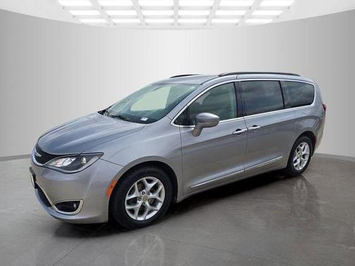 Billet Silver Metallic Clearcoat 2017 Chrysler Pacifica Touring-L