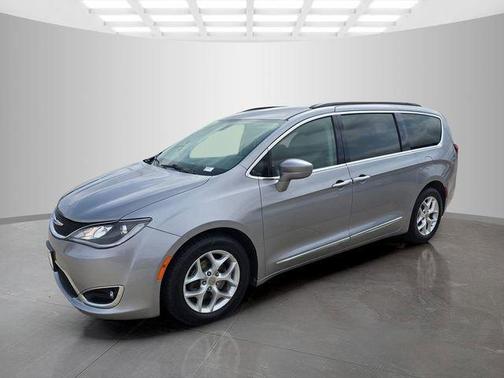 Billet Silver Metallic Clearcoat 2017 Chrysler Pacifica Touring-L