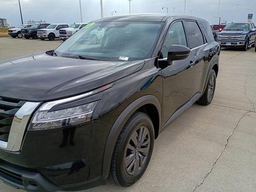 2022 Nissan Pathfinder S