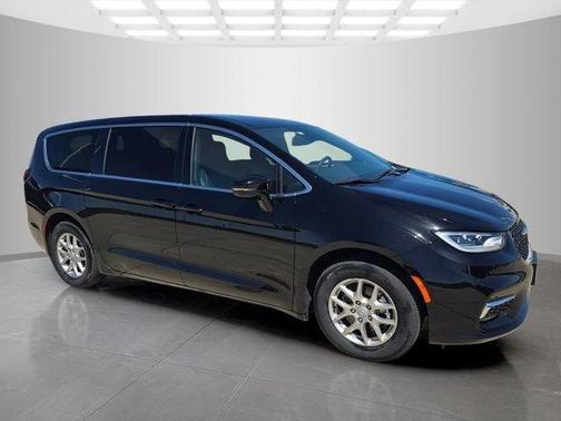 Diamond Black 2025 Chrysler Pacifica Select