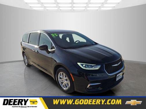 Diamond Black 2025 Chrysler Pacifica Select