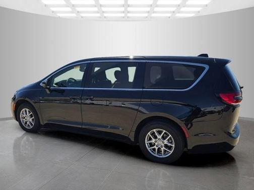 Diamond Black 2025 Chrysler Pacifica Select