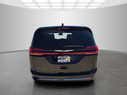 Diamond Black 2025 Chrysler Pacifica Select