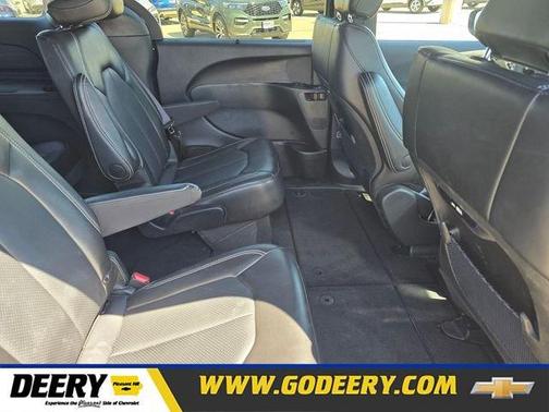 Diamond Black 2025 Chrysler Pacifica Select