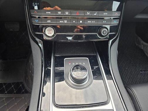 Indus Silver 2018 Jaguar XE 20d Premium