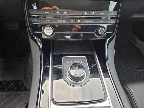 Indus Silver 2018 Jaguar XE 20d Premium