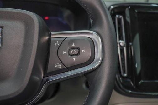 2023 Volvo XC40 B4 Ultimate Dark Theme