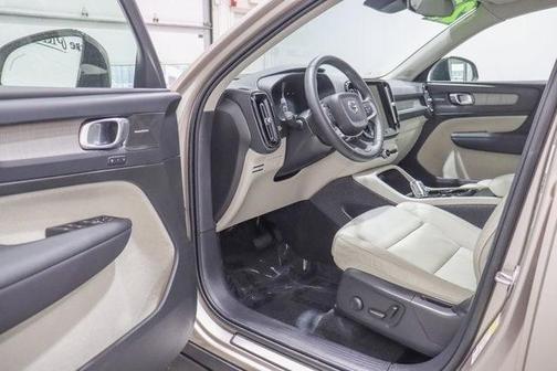 2023 Volvo XC40 B4 Ultimate Dark Theme