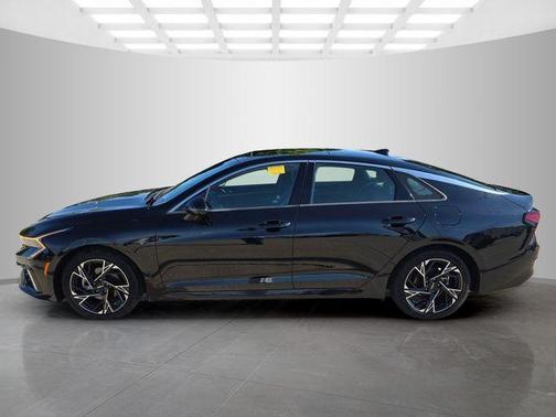 Aurora Black Pearl 2025 Kia K5 GT-Line