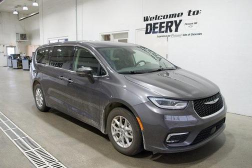 2023 Chrysler Pacifica Touring-L