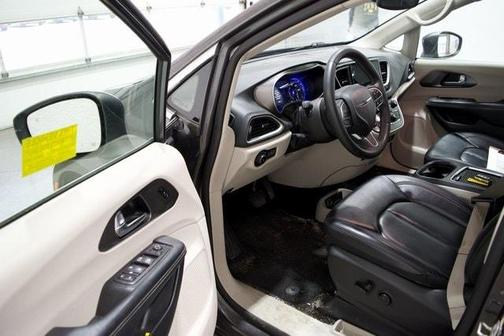 2023 Chrysler Pacifica Touring-L