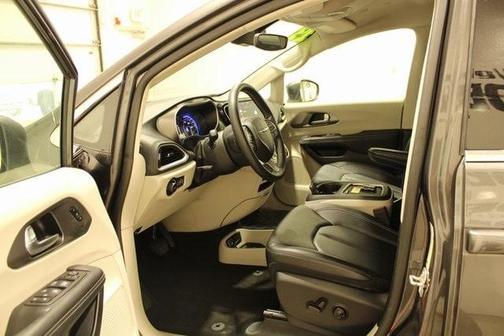 2023 Chrysler Pacifica Touring-L
