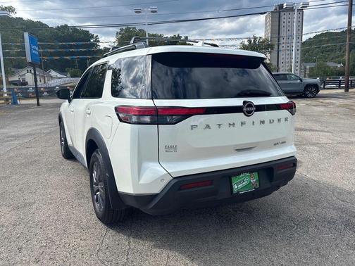 2022 Nissan Pathfinder SV