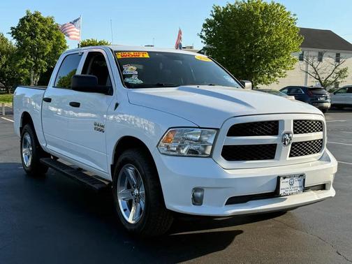 Brilliant Black Crystal Pearlcoat 2018 RAM 1500 Express