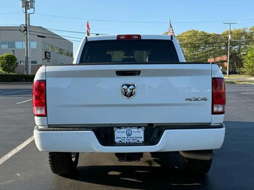 Brilliant Black Crystal Pearlcoat 2018 RAM 1500 Express