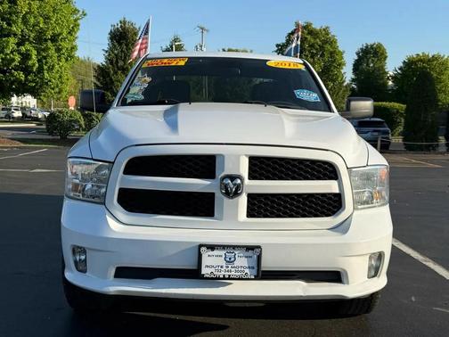 Brilliant Black Crystal Pearlcoat 2018 RAM 1500 Express