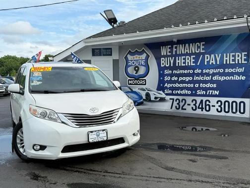 Blizzard Pearl 2017 Toyota Sienna XLE