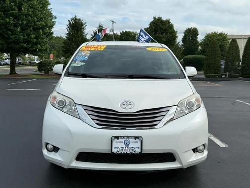 Blizzard Pearl 2017 Toyota Sienna XLE