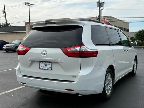 Blizzard Pearl 2017 Toyota Sienna XLE