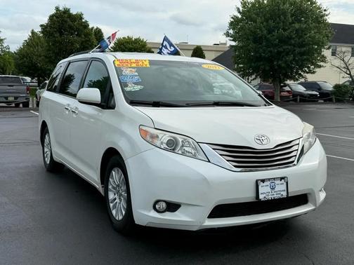 Blizzard Pearl 2017 Toyota Sienna XLE
