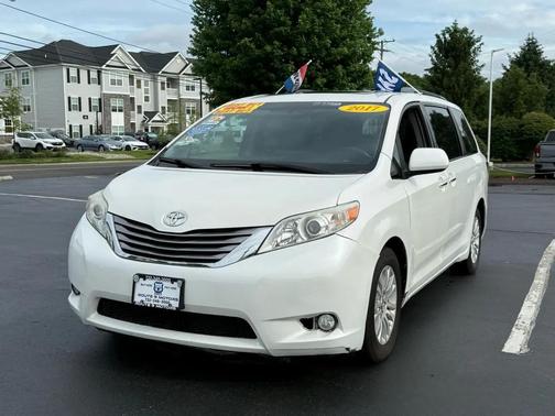 Blizzard Pearl 2017 Toyota Sienna XLE