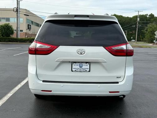 Blizzard Pearl 2017 Toyota Sienna XLE