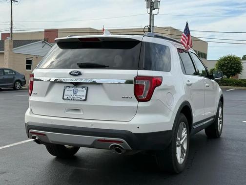 White 2017 Ford Explorer XLT
