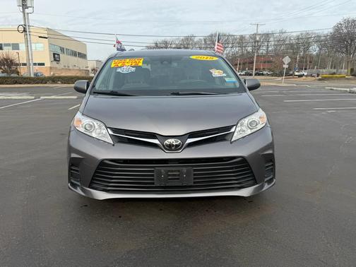 2018 Toyota Sienna LE