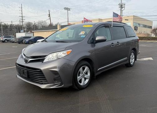 2018 Toyota Sienna LE