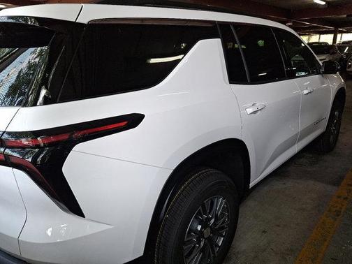 Summit White 2026 Chevrolet Traverse LT