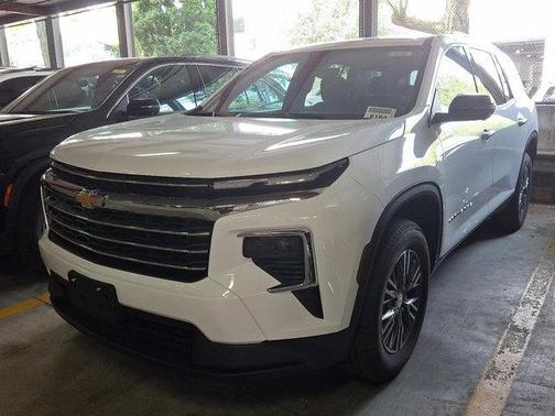 Summit White 2026 Chevrolet Traverse LT