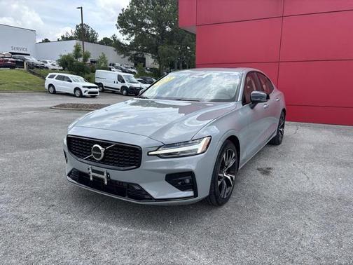 2024 Volvo S60 B5 Core Dark Theme